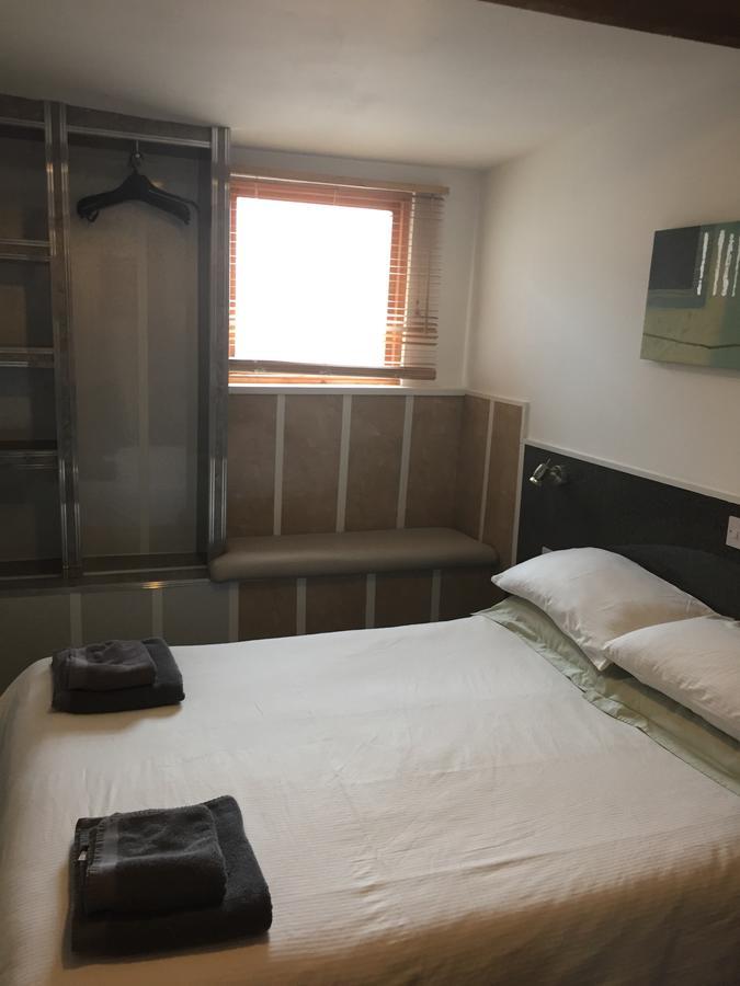 Bentleys Guest house 3*